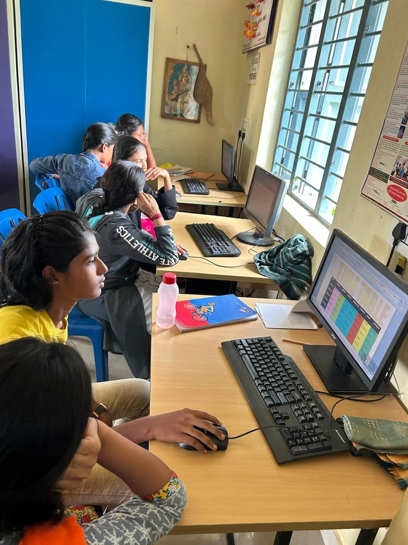 Children learning in a Naari Trust computer class